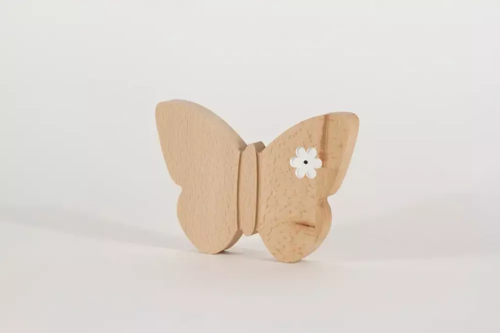 Dekorativer Schmetterling aus Buchenholz mit Blumen-Gravur – perfekte Geschenkidee für Frühlingsfreunde.