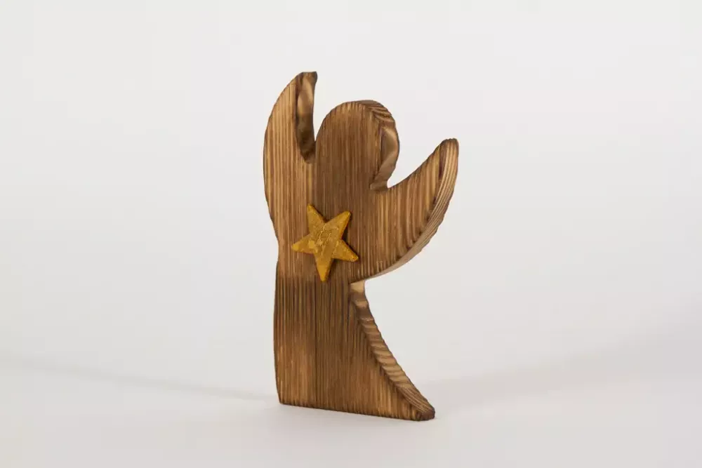 Unser handgefertigter Engel aus Holz verleiht jedem Raum eine warme und natürliche Atmosphäre. Ideal als Geschenk oder Dekoration für jeden Anlass. Bestelle jetzt deinen Holzengel bequem online bei deko-kiste.com und bringe Harmonie in dein Zuhause!