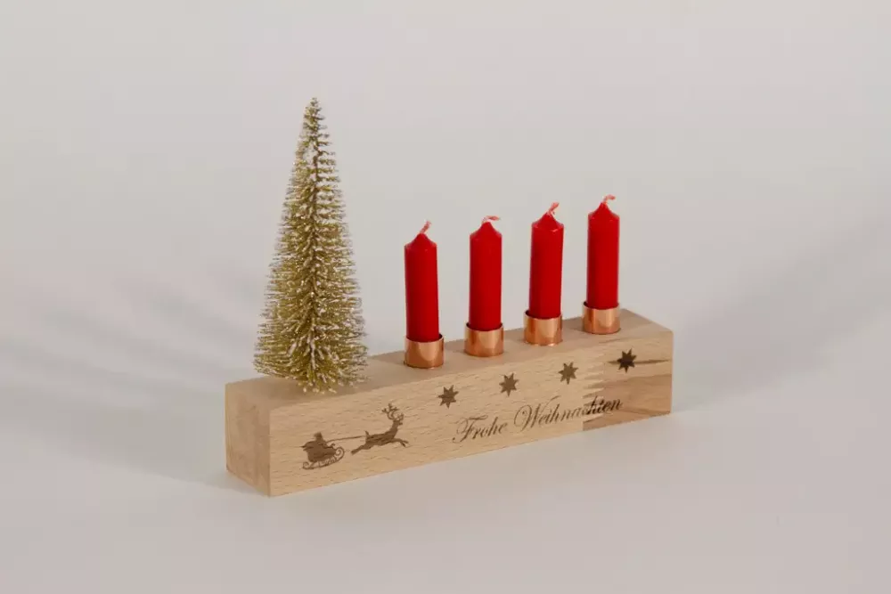 Hochwertiger Advents-Kerzenständer aus Holz Buche auf festlich gedecktem Tisch