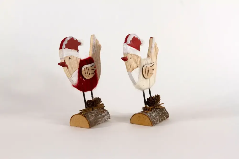 Großer Weihnachtsvogel auf Baumstamm in weiß – festliche Tischdekoration