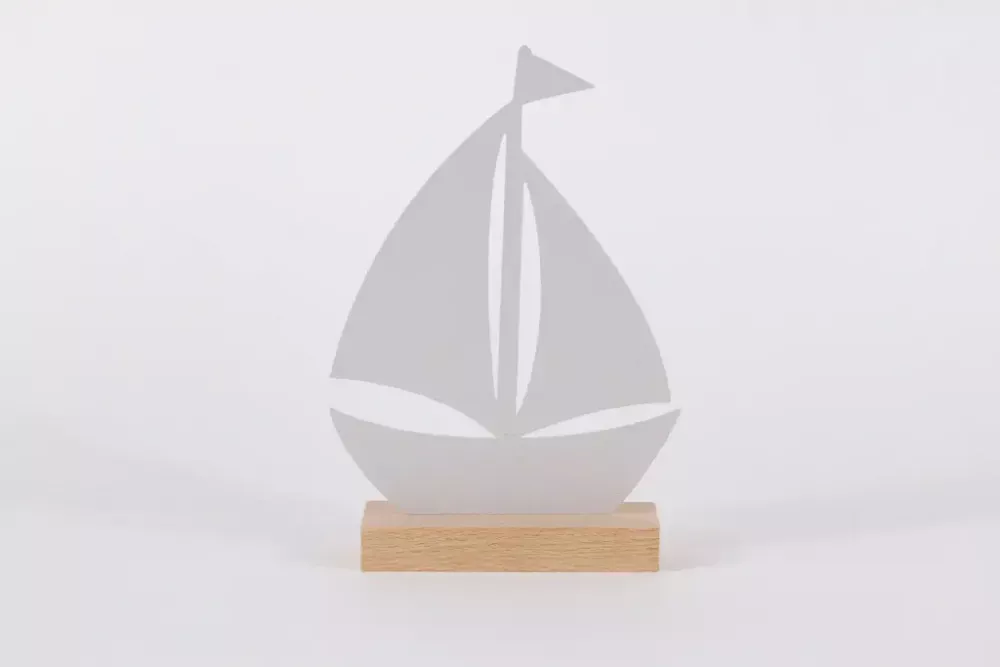 Segelboot Deko aus Metall auf Holz – maritimes Wohnaccessoire für Zuhause und Büro