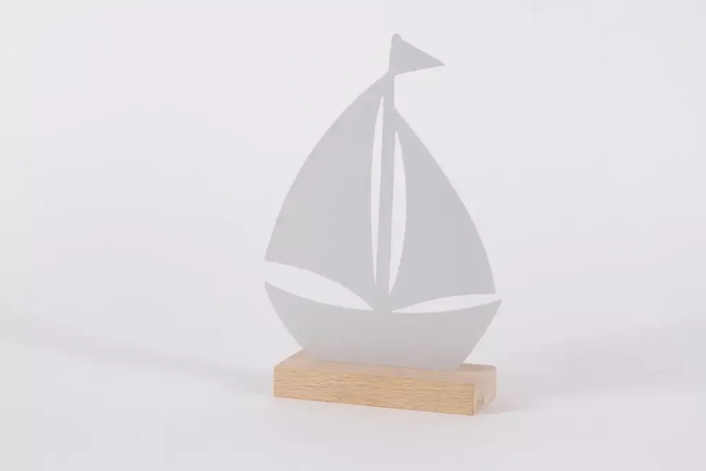 Segelboot Deko aus Metall auf Holz – maritimes Wohnaccessoire für Zuhause und Büro
