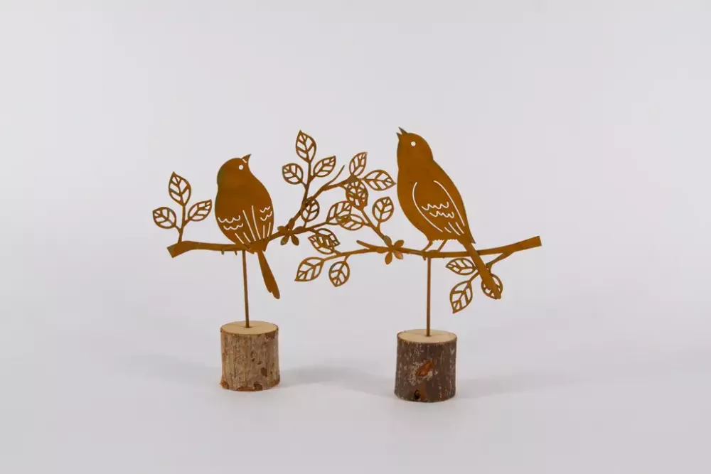 Vogel auf Holzstamm Edelrost stehend