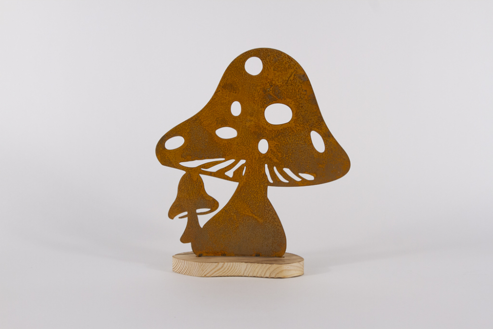 Pilz aus Metall mit Edelrost-Optik auf Holzsockel – Gartendeko