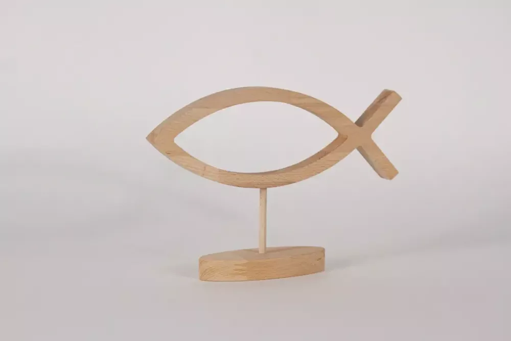 Detailansicht christlicher Fisch aus Holz Buche