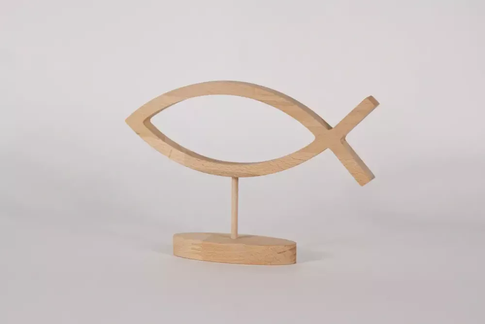 Natürlicher Christenfisch aus Holz als Wohnaccessoire