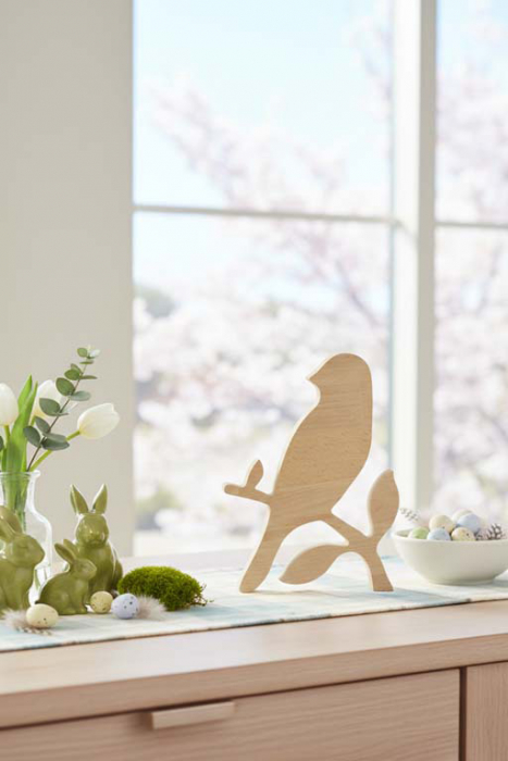 Dekorativer Vogel auf Ast mit zarten Blättern aus Buche – perfekte Tischdeko für Frühling & Sommer.