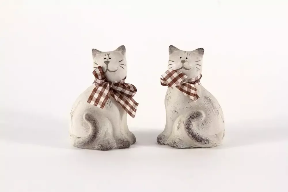 Zwei Katzenfiguren aus Ton in Grau und Braun – stilvolle Deko für Ihr Zuhause.