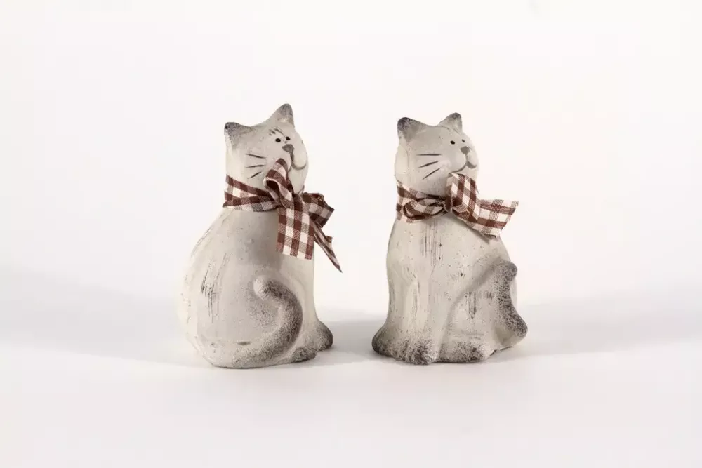 Charmantes Katzenpaar aus Ton – perfekte Tischdeko für Tierliebhaber.