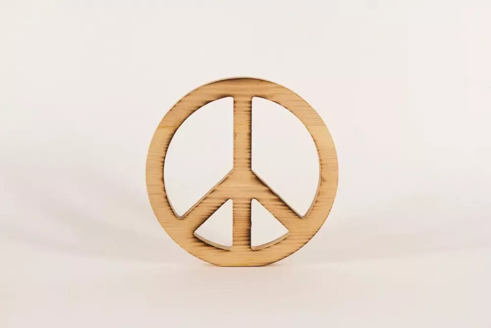 Geflammtes Peace-Zeichen aus unbehandeltem Kiefernholz – Zeitlose Tischdeko