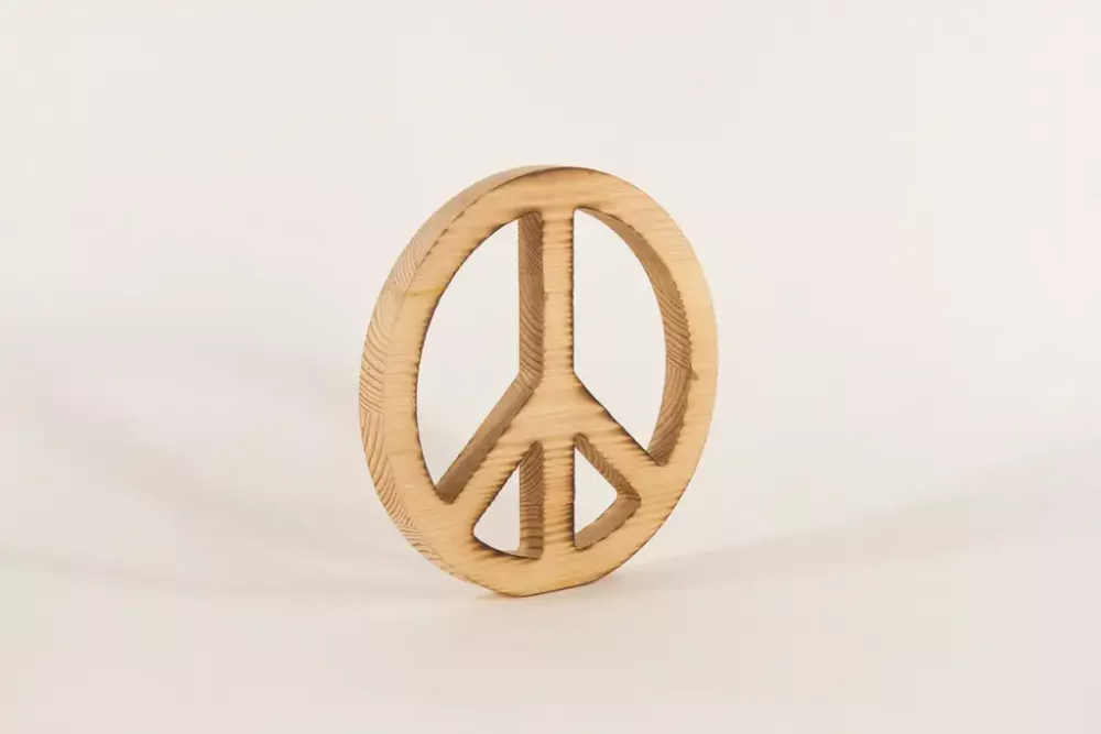 Rustikales Peace-Zeichen aus Holz mit geflammter Oberfläche – Friedenssymbol für dein Zuhause