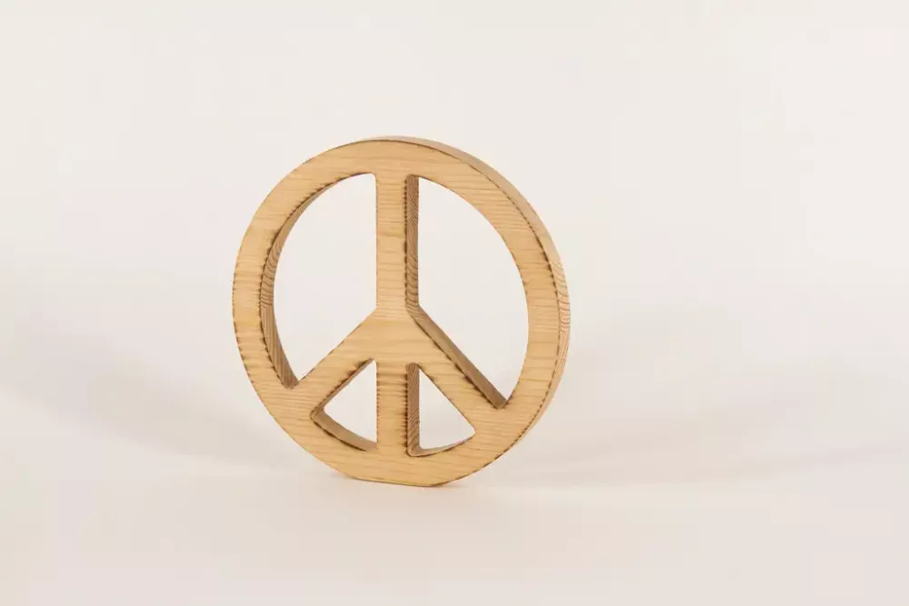 Dekoratives Peace-Zeichen aus Kiefernholz mit geflammter Struktur – Harmonische Wohnaccessoires