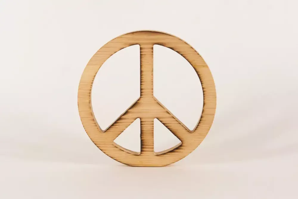 Geflammtes Peace-Zeichen aus unbehandeltem Kiefernholz – Zeitlose Tischdeko