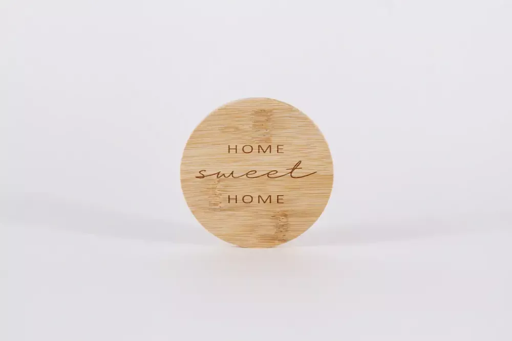 Holzuntersetzer mit Home Sweet Home Gravur – dekorativer Untersetzer jetzt kaufen