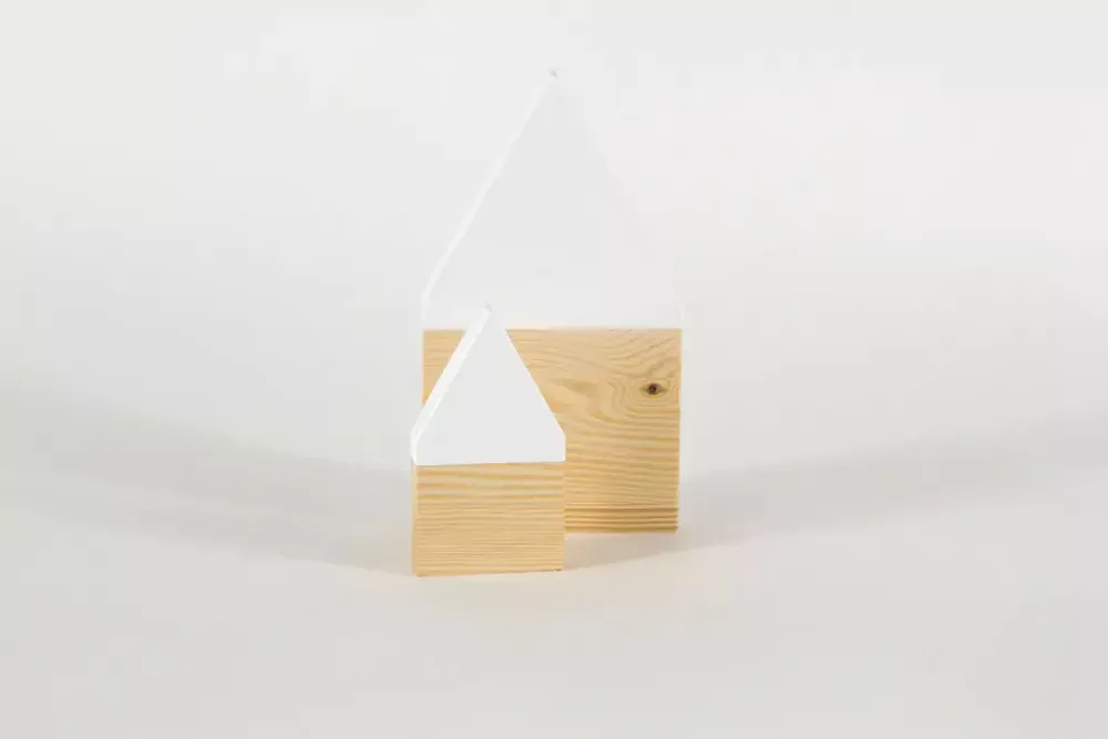 Dekorative Holzhaus-Deko im 2er Set – Weiße Dächer und natürliche Holzstruktur