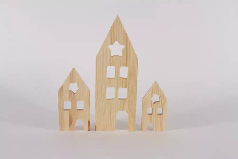 Minimalistische Deko-Häuser aus massivem Kiefernholz im natürlichen Holzton