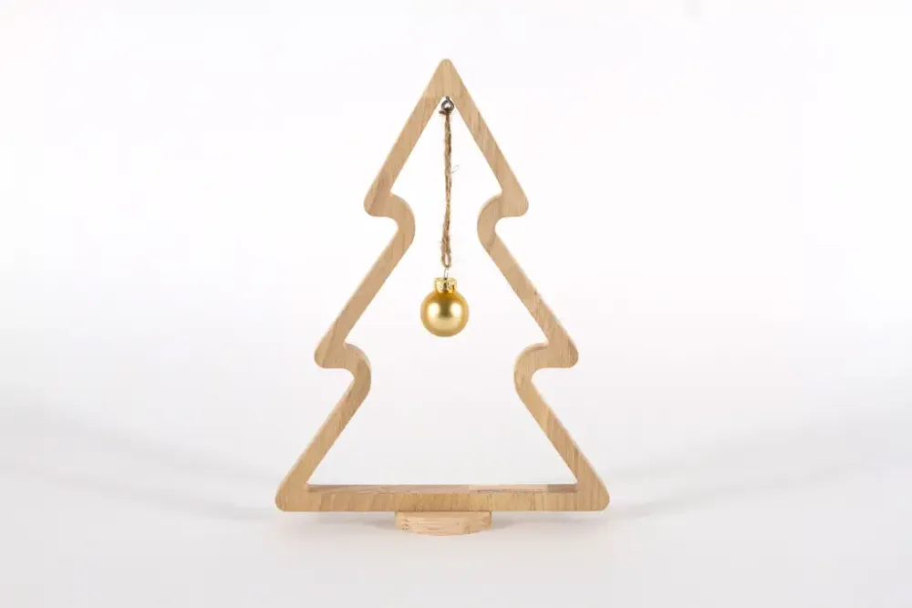 Weihnachtsbaum Holz Eiche mit Kugel gold