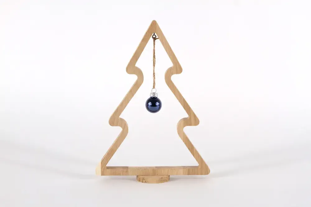 Vielseitiger Tannenbaum aus Eichenholz mit Weihnachtskugel – perfekte Ergänzung für Ihre Weihnachtsdekoration