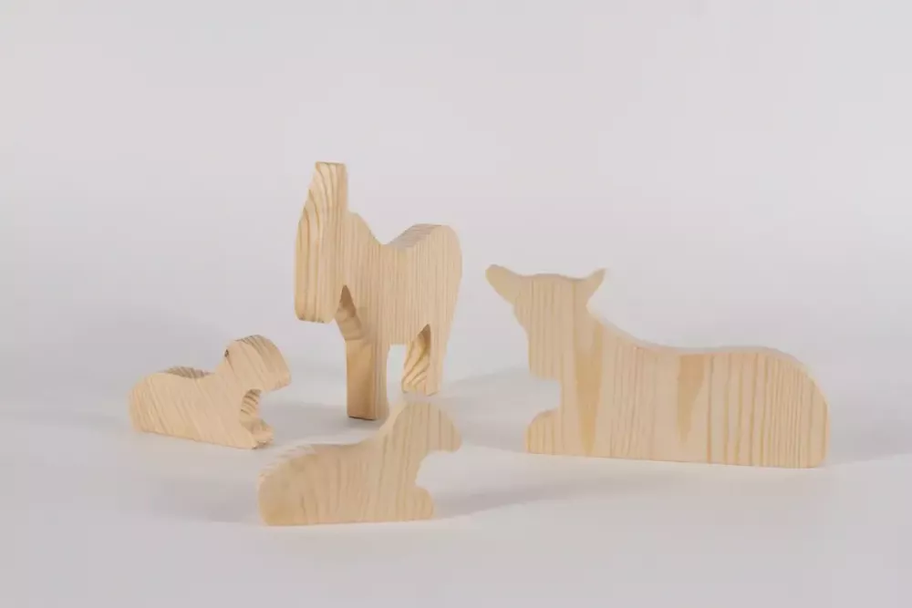 Großes Krippenset aus Kiefer – moderne, handgefertigte Krippenfiguren aus Holz für stilvolle Dekoration zur Weihnachtszeit