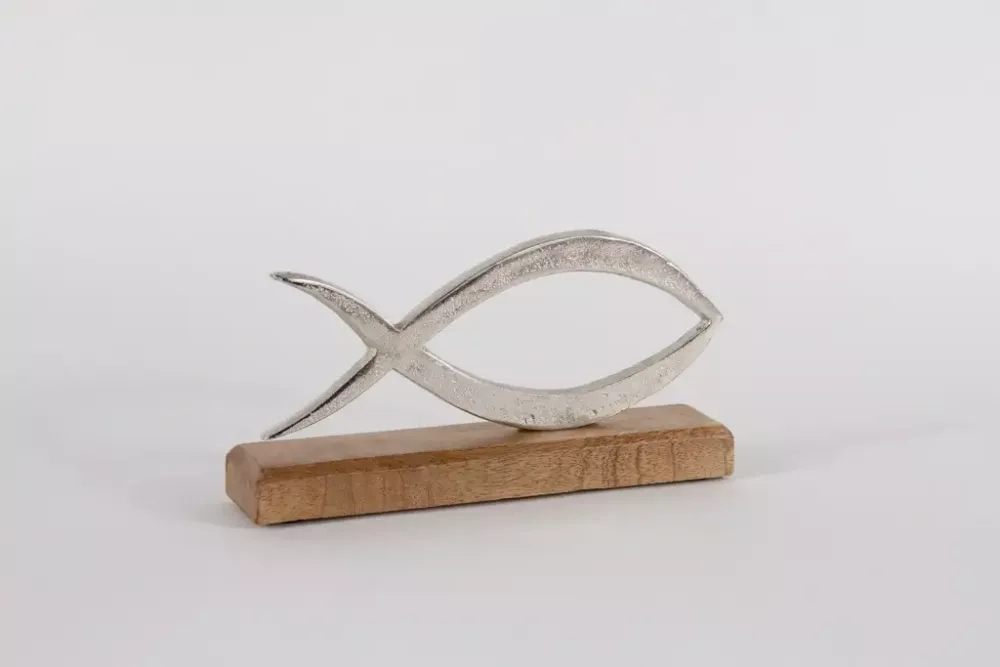 Minimalistischer Metallfisch auf Holzsockel – symbolische Dekoration für religiöse Feiern