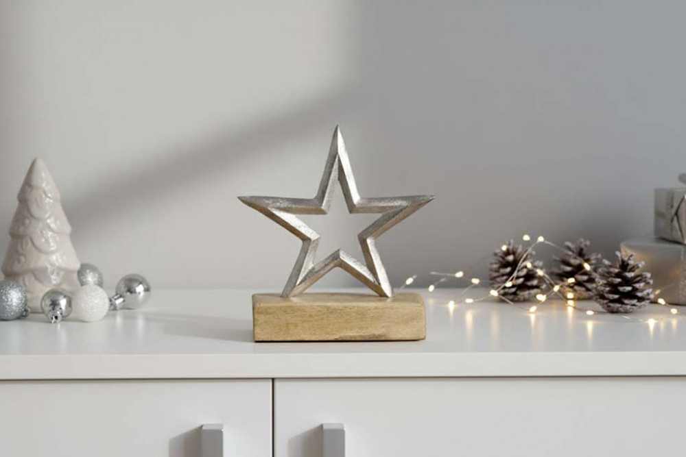 Stern aus Metall auf Holzsockel silber – elegante Weihnachtsdekoration