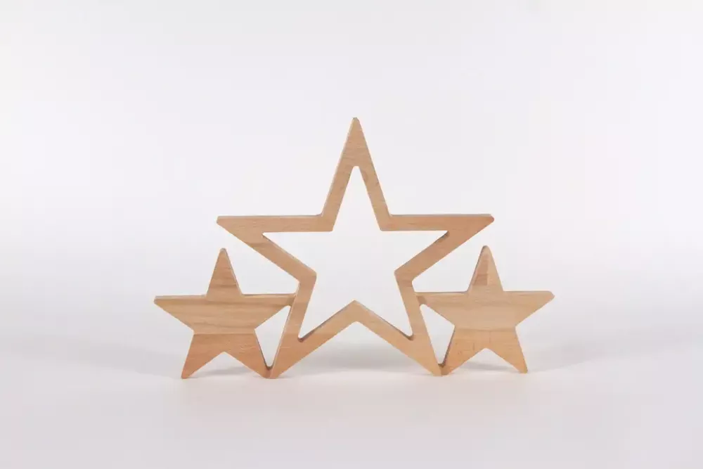 Sterne aus Buchenholz – elegante Weihnachtsdekoration für Ihr Zuhause