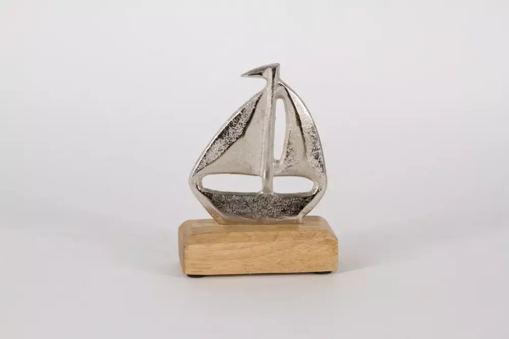 Maritimes Segelboot aus Metall auf Holzsockel – dekoratives Wohnaccessoire im maritimen Stil