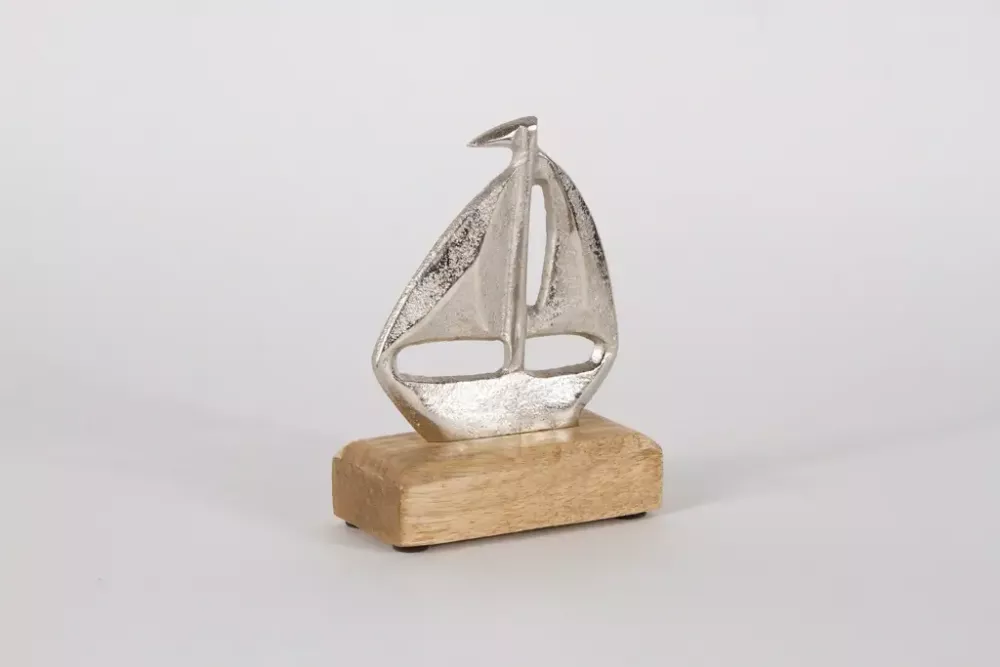Maritimes Segelboot aus Metall auf Holzsockel – dekoratives Wohnaccessoire im maritimen Stil