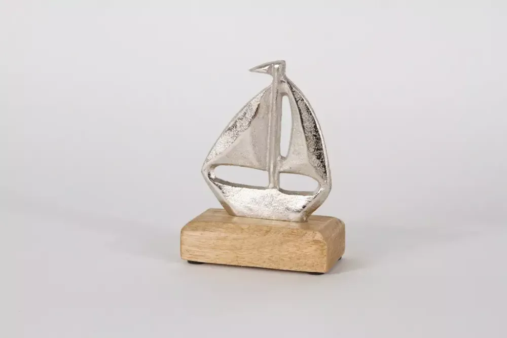 Maritimes Segelboot aus Metall auf Holzsockel – dekoratives Wohnaccessoire im maritimen Stil
