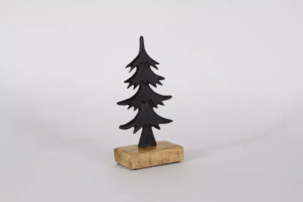 Minimalistischer Tannenbaum aus Metall auf Holzsockel für stilvolle Tischdeko