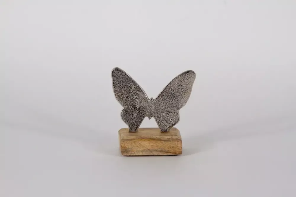 Filigraner Schmetterling aus Metall auf Holzsockel – stilvolle Frühlingsdeko für Ihr Zuhause.