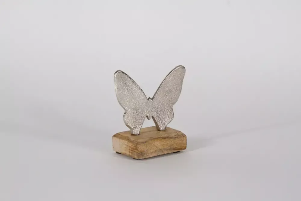 Dekorativer Schmetterling aus Metall auf Holzsockel – perfekte Tischdeko für Frühling & Ostern.