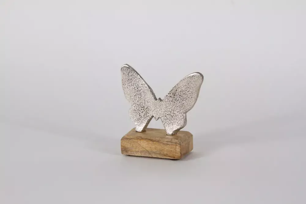 Elegante Dekofigur: Schmetterling aus Metall auf Holzsockel – ideale Geschenkidee für Frühlingsfreunde.
