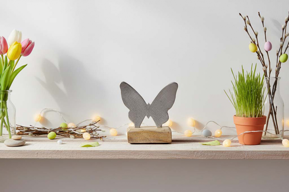 Filigraner Schmetterling aus Metall auf Holzsockel – stilvolle Frühlingsdeko für Ihr Zuhause.
