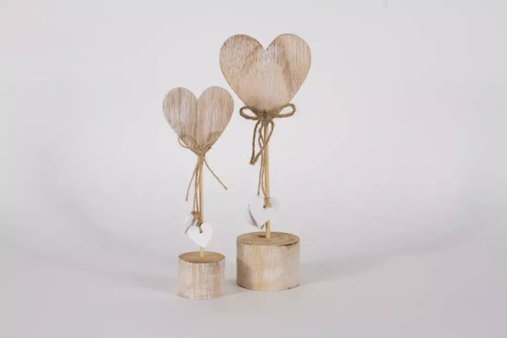 Dekoratives Herz aus Holz auf Sockel – perfekte Tischdeko für Frühling & Sommer.