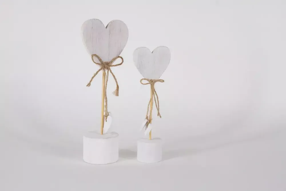 Romantisches Herz aus Holz auf weißem Sockel – ideale Geschenkidee für besondere Anlässe.