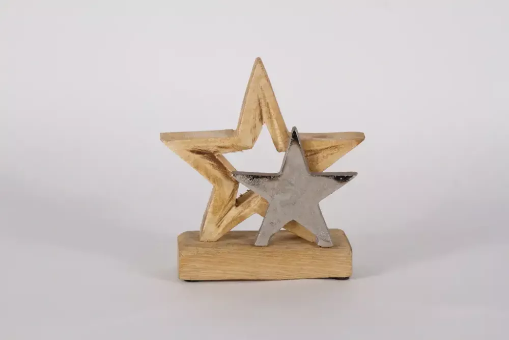 Stern aus Holz und Metall auf Sockel