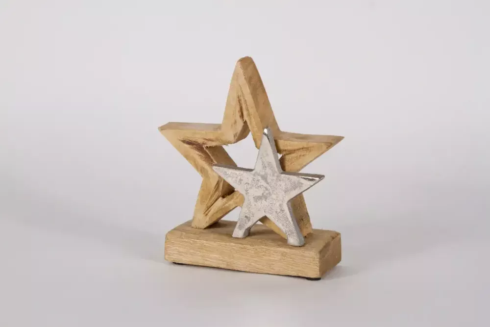 Stern aus Holz und Metall auf Sockel