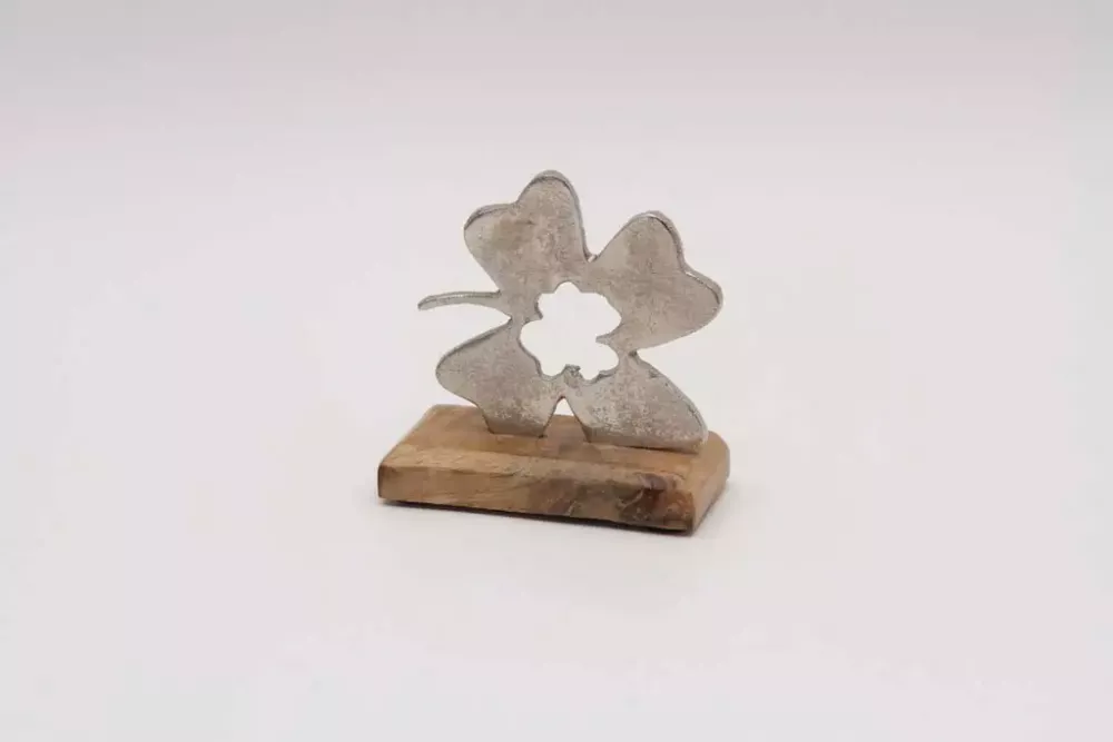 Kleeblatt aus Metall auf Holzsockel 13 cm – dekorativer Glücksbringer