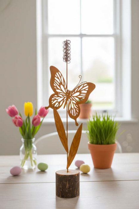 Schmetterling auf Holzstamm Edelrost – Frühlingshafte Gartendeko