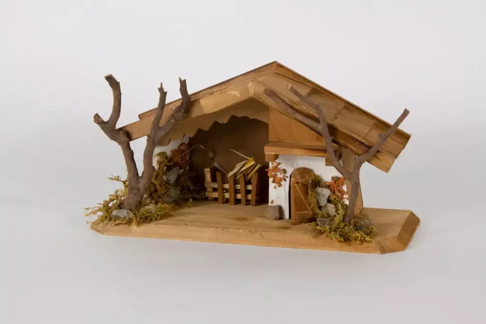 Kiefernholz Krippenhaus – 26 cm große handgefertigte Weihnachtskrippe, ideal für festliche Tischdekoration