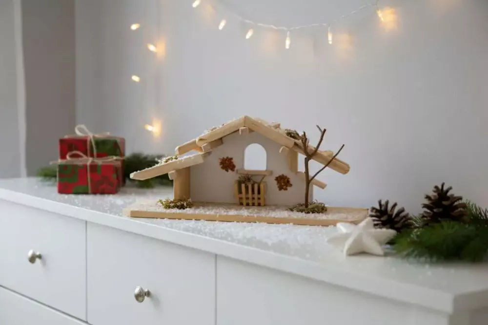 Krippenhaus aus Kiefernholz – 38 cm große Weihnachtskrippe, handgefertigt, festliche Dekoration für Ihr Zuhause