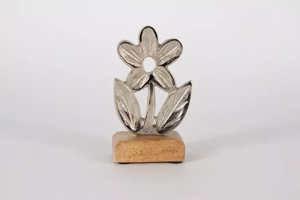 Silberne Metallblume auf Holzsockel – stilvolle Frühlingsdeko für Ihr Zuhause.