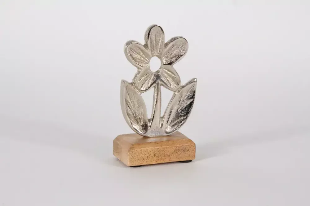 Moderne Metallblume auf stabilem Holzsockel – ideale Geschenkidee für Frühlingsfreunde.