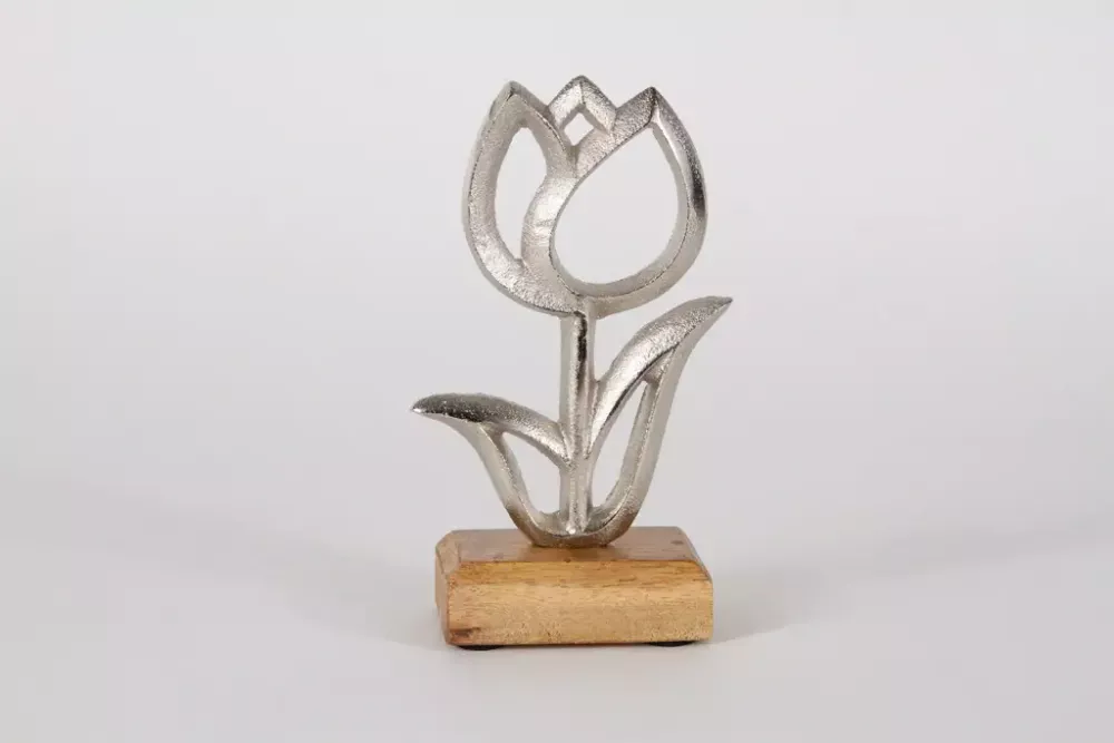 Silberne Metall-Tulpe auf Holzsockel – elegante Frühlingsdeko.