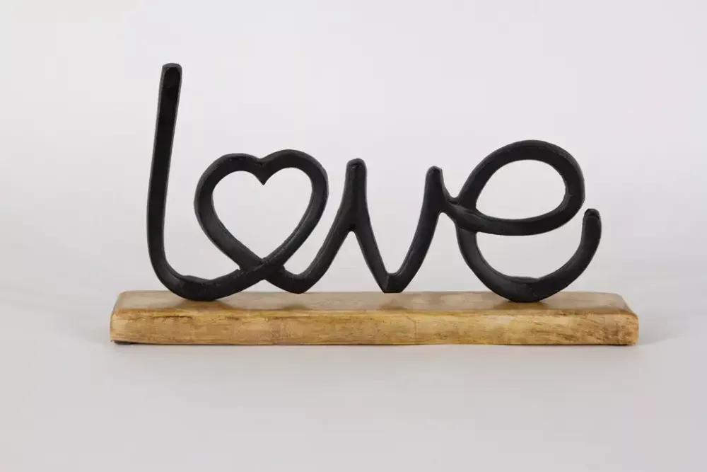 Schriftzug LOVE aus schwarzem Metall – moderne Deko für Wand oder Tisch