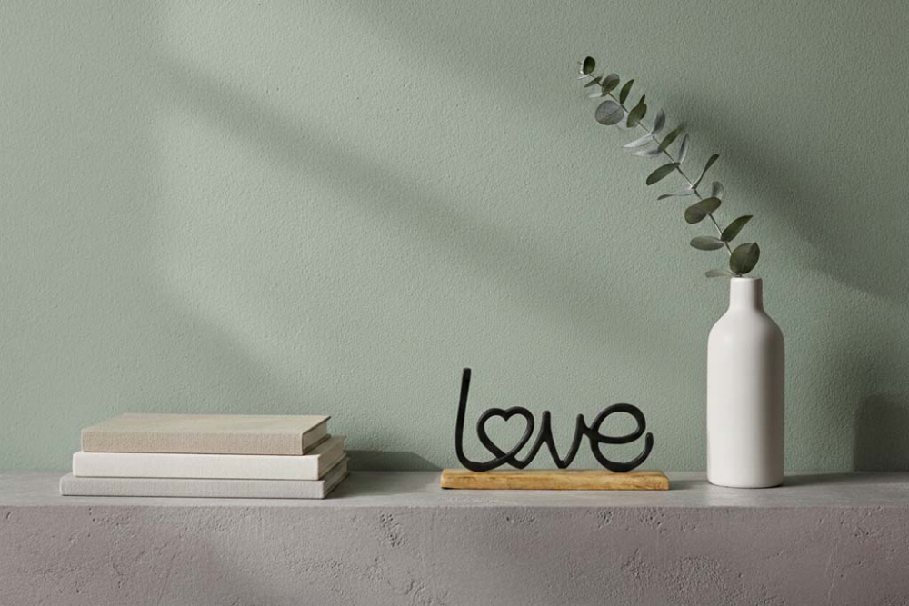 Schriftzug LOVE aus schwarzem Metall – moderne Deko für Wand oder Tisch