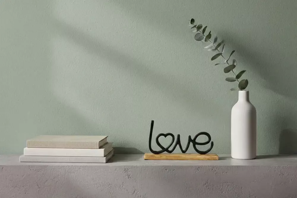 Schriftzug LOVE aus schwarzem Metall – moderne Deko für Wand oder Tisch