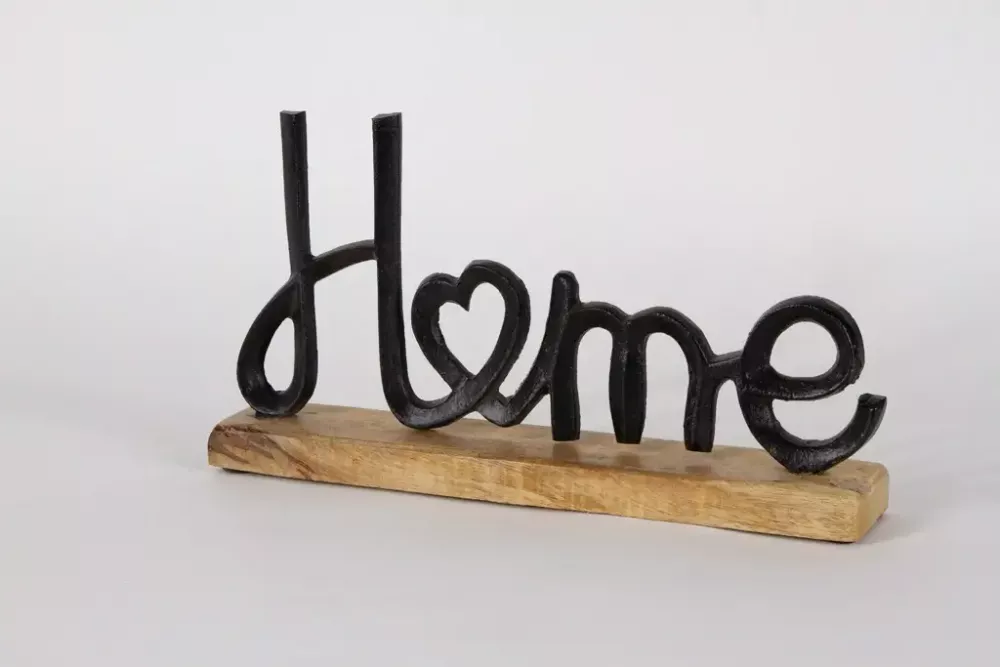 Schriftzug Home Metall schwarz auf Regal dekoriert