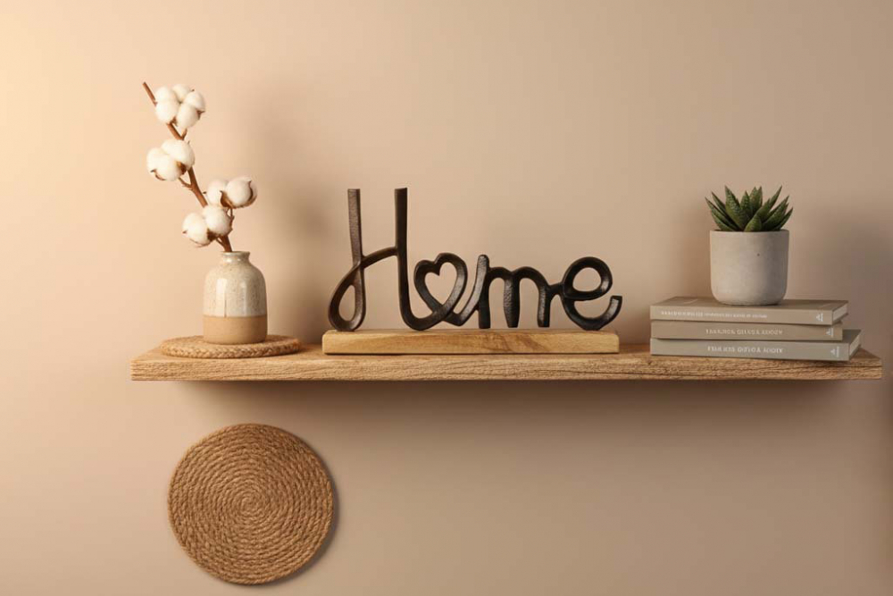 Schriftzug Home Metall schwarz auf Regal dekoriert